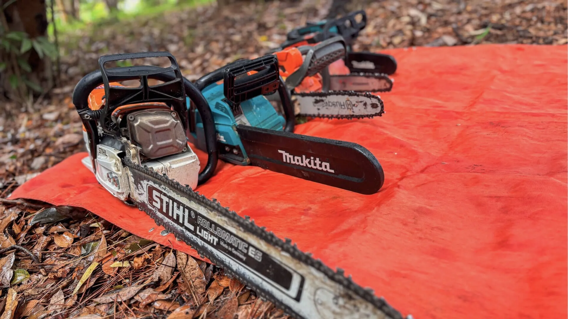 施工に使うチェーンソーの画像