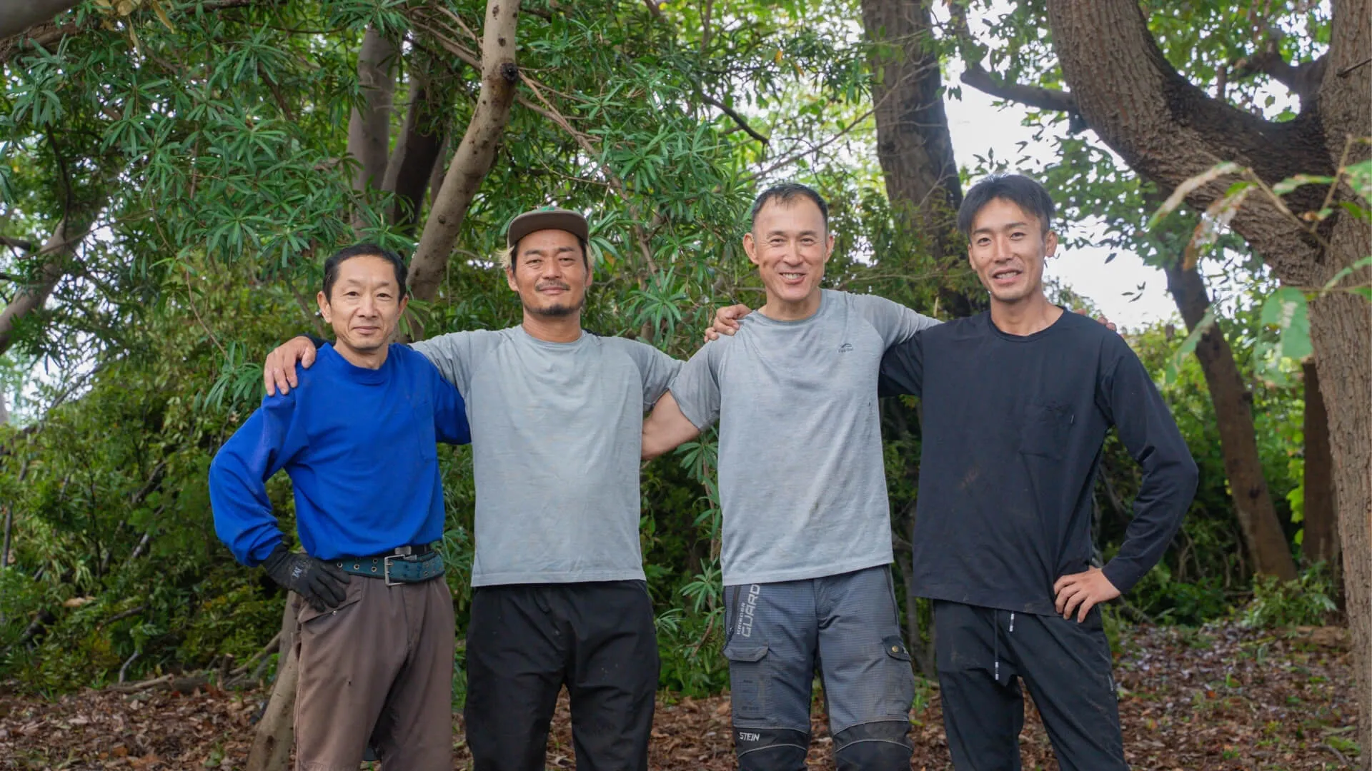 施工現場での仲間との4人の集合写真